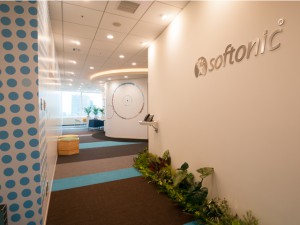 働きやすい会社No.1の こだわりの家具と グラフィック